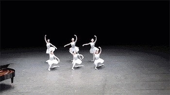 |搞笑GIF: 大姐你听解释 我真的不是故意撞上去的