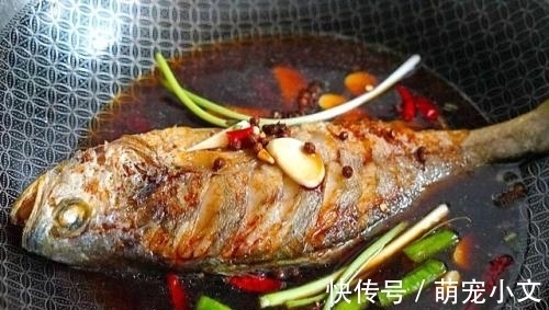 技巧|煎鱼时，直接下油锅可就废了，谨记这3个技巧，不破皮也不粘锅