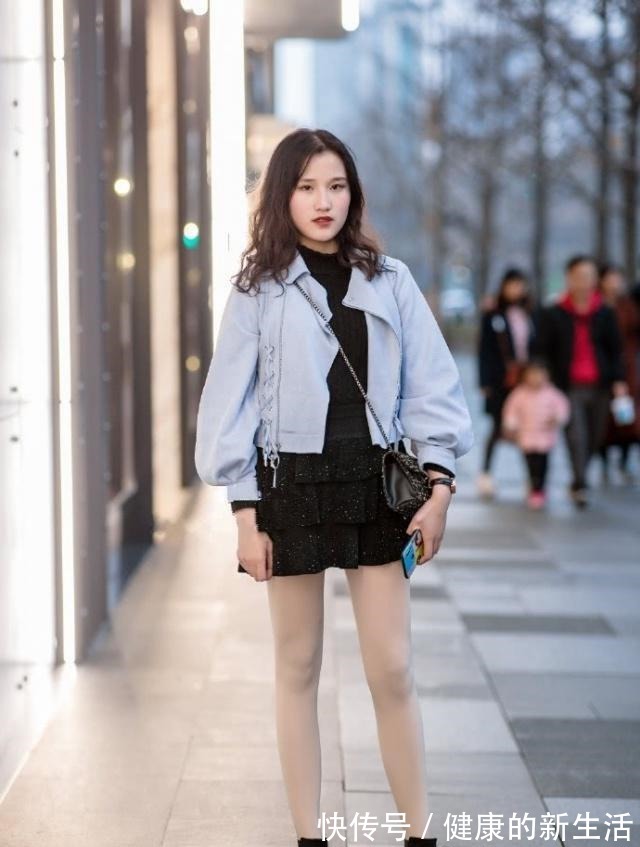 T恤 黑色T恤搭配牛仔热裤,舒适迷人,很引人注目!