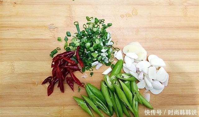 医生不会告诉你,这蔬菜是强碱性食物,补血防脱发,年纪大要多吃