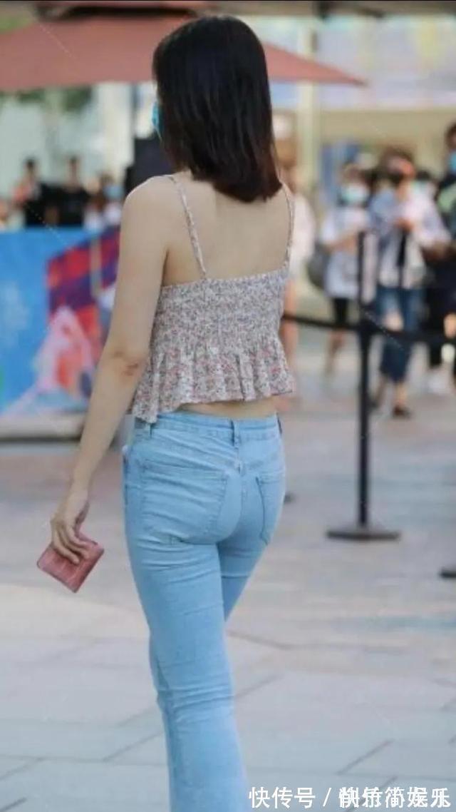 搭配 浅色碎花吊带搭配淡蓝牛仔打底裤,清爽靓丽,好看又不乏气质