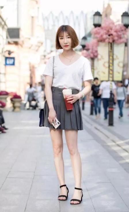 简洁帅气的裙装搭配清新靓丽，在举手投足间展现时尚的美感