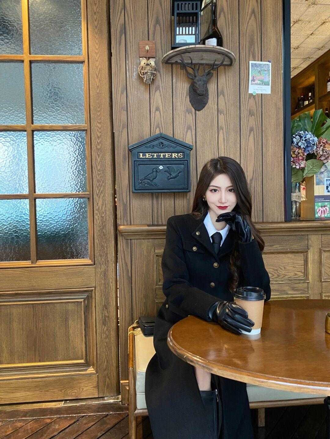 风格 天冷了,穿一件黑色大衣百搭不挑人,还能提升气质又温暖显瘦