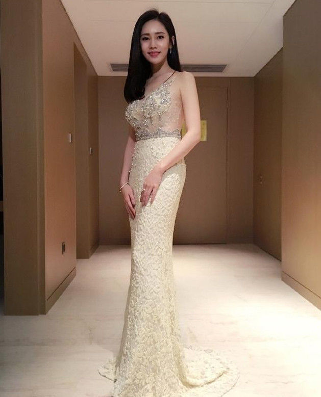 街拍:美女的端庄穿搭,很有气质,非常喜欢