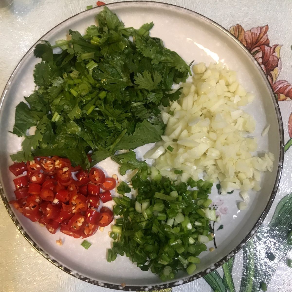 这是一道泰式菜,鸡肉搭配蔬菜,风味独特