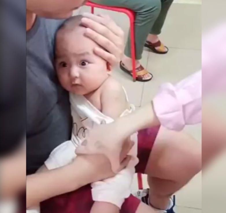 宝宝|爸爸带娃去打针,娃瞬间秒变“戏精”,网友只怪打针的前奏太长