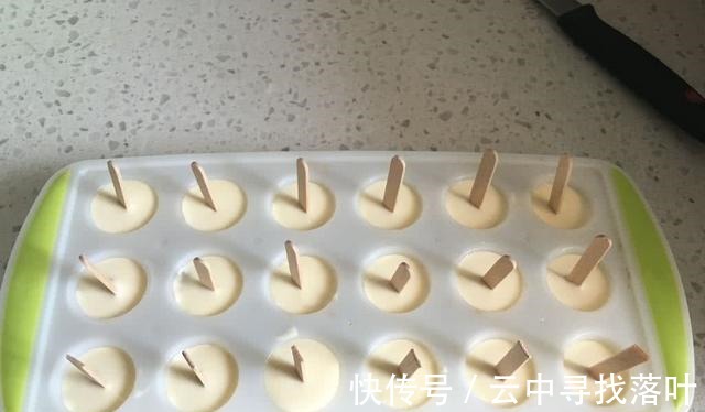 香蕉泥|夏天自己做冷饮，没有添加剂的红豆牛奶冰糕，在家也能做！