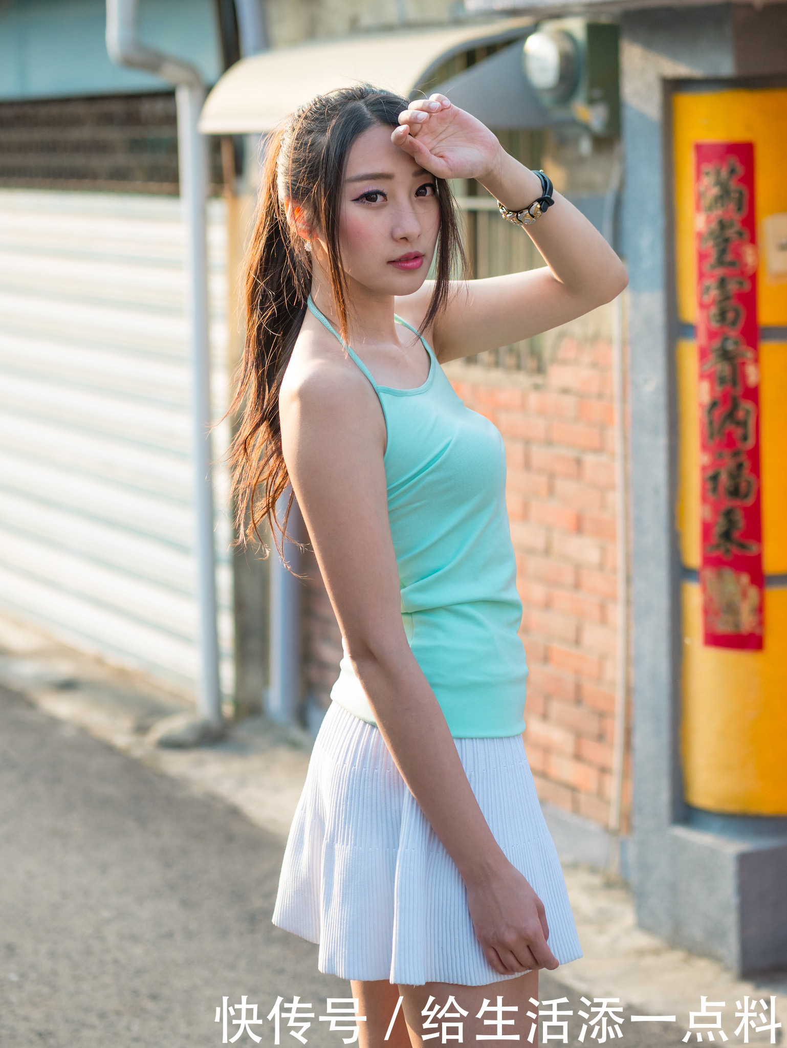 清爽靓丽的吊带背心如何搭配才能让女孩子更加清新靓丽呢?