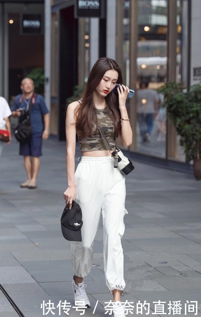 小姐姐迷彩短款搭配白色灯笼裤，整体穿搭化繁为简，与众不同