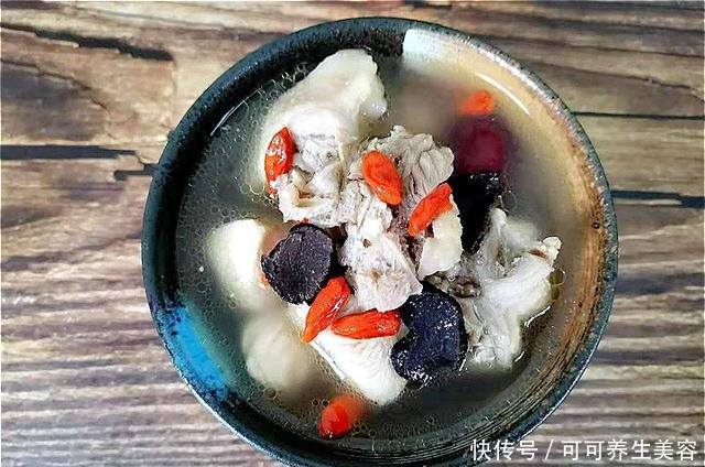 炖鸡汤时,有人先焯水,有人直接炖,大厨都不对,教你正确做法