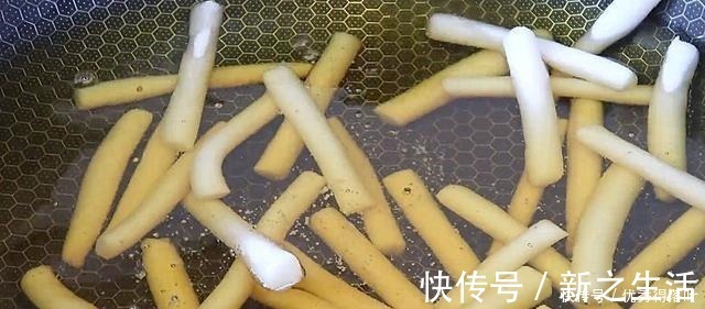 过年吃的零食江米条，不用买，在家自己做，香甜又酥脆，过年必备