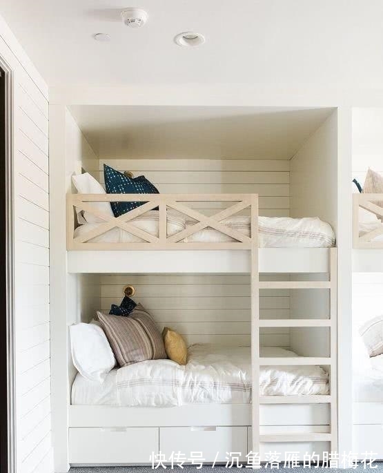 床铺|邻居嫌房子小,直接墙上掏洞,里面打上下铺,两个孩子都有地睡了