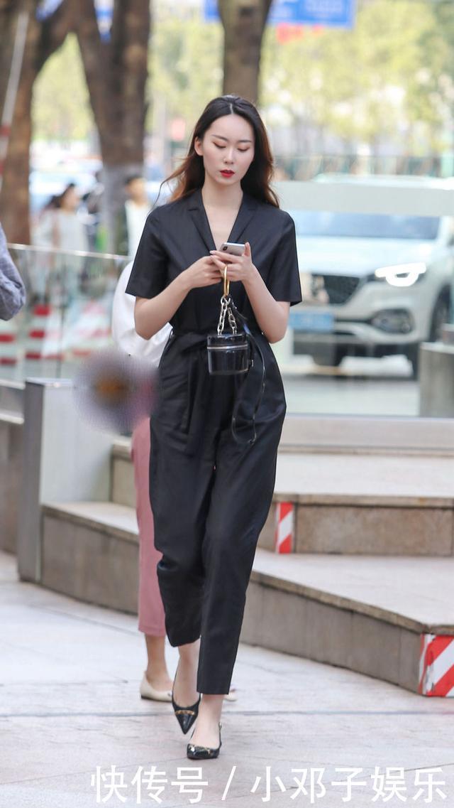 姐姐|一件纯黑色系的连体裤,从领口中可以散发出一种优雅的女人味