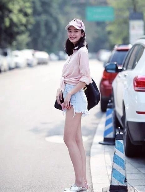 街拍：小姐姐穿棕色吊带配喇叭口牛仔裤，秀出苗条好身材