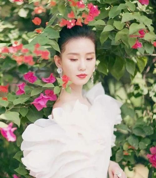 脸上有3个“特征”的女生，别总披头散发，扎头发露五官更女神