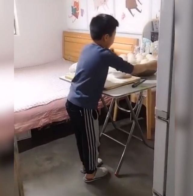 勤劳|5岁“勤劳宝宝”火了,趁奶奶熟睡“蒸馒头”:家里没我能行吗