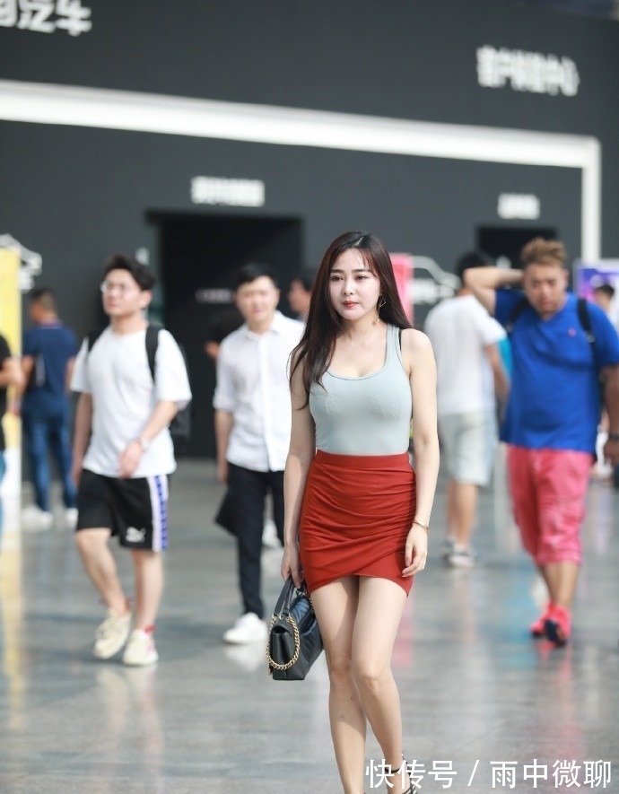 小姐姐 踩着“铁丝网”逛街,还走的这么快,不怕把脚“弄伤”吗