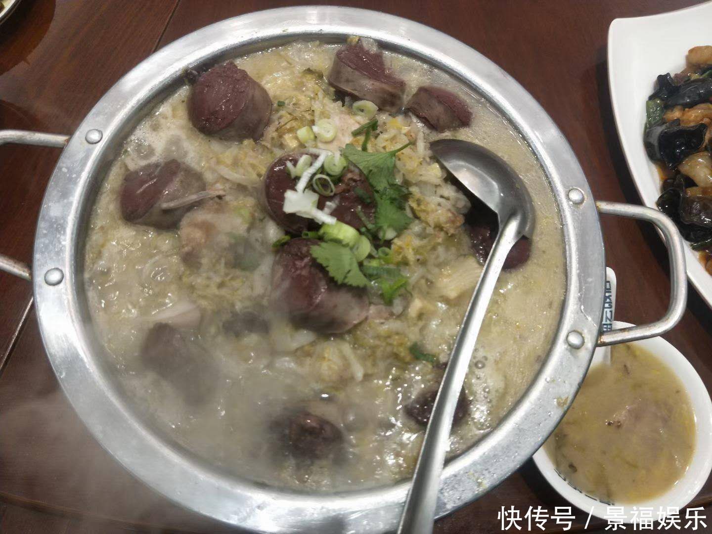 中午请老丈人一家吃饭，8个人花了1500元，老丈人太破费了