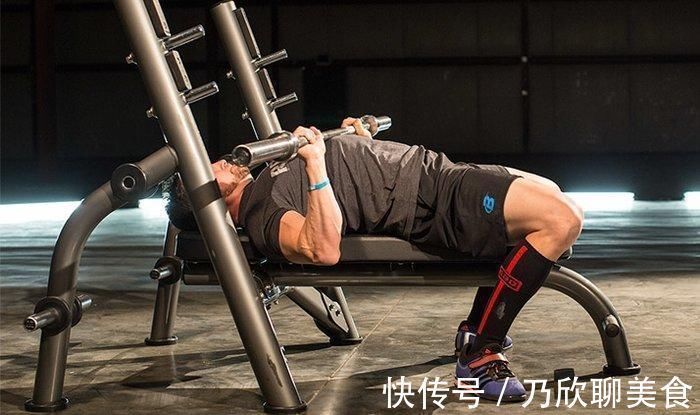 平板凳|不要把卧推练歪了这样练卧推才能把胸肌真正练大