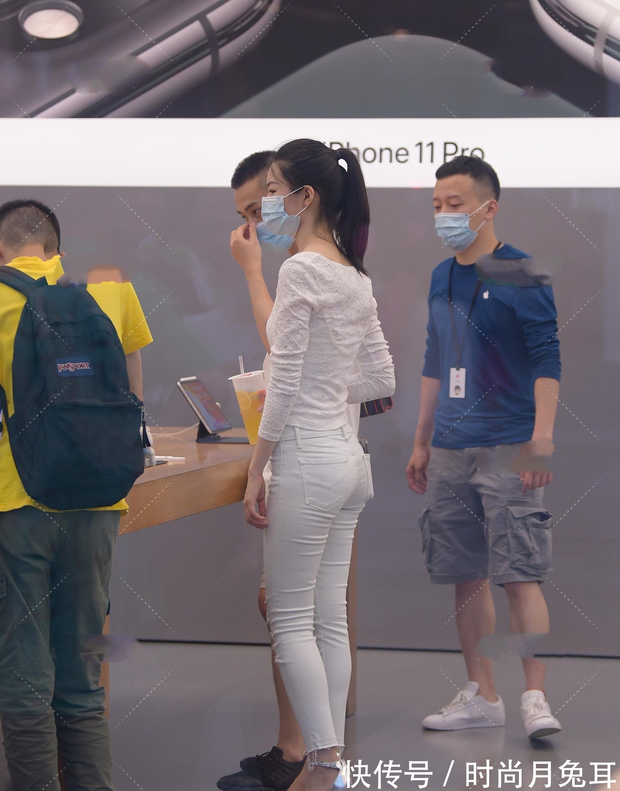 服饰|蕾丝是女性的魅力的标志,蕾丝打底衫更是时尚精致