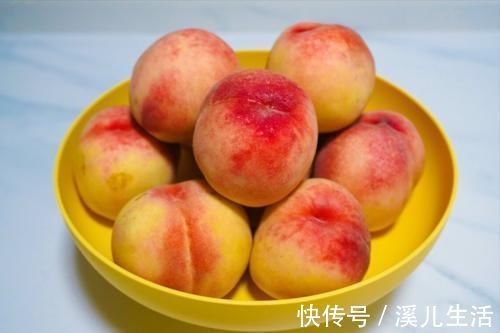 桃子|新鲜桃子上市，买软的还是硬的？分享5个挑选窍门，甘甜又多汁