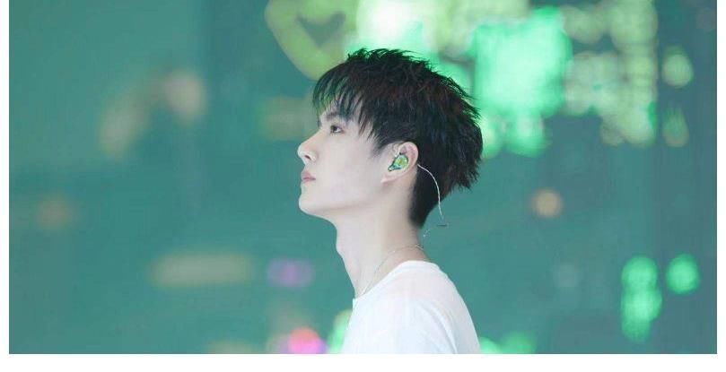 王一博成脱口秀最大赢家，人不在名字常在，粉丝：同款都不放过