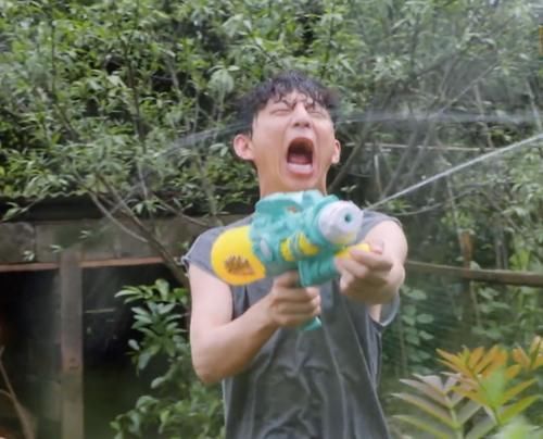 黄磊|是个狠人!何炅玩打水仗藏在鸡窝里,被黄磊喷水,直接用嘴接