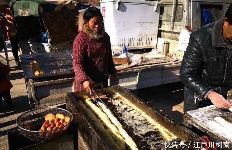 一根油条半人高，够全家人一顿饭，想买还得碰运气，出摊就被围观