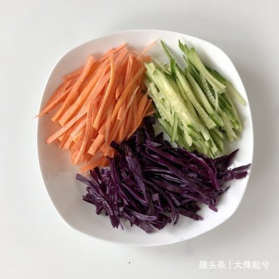 适合夏天的五彩凉拌鸡丝鱼面,低脂低卡,清爽好吃不油腻