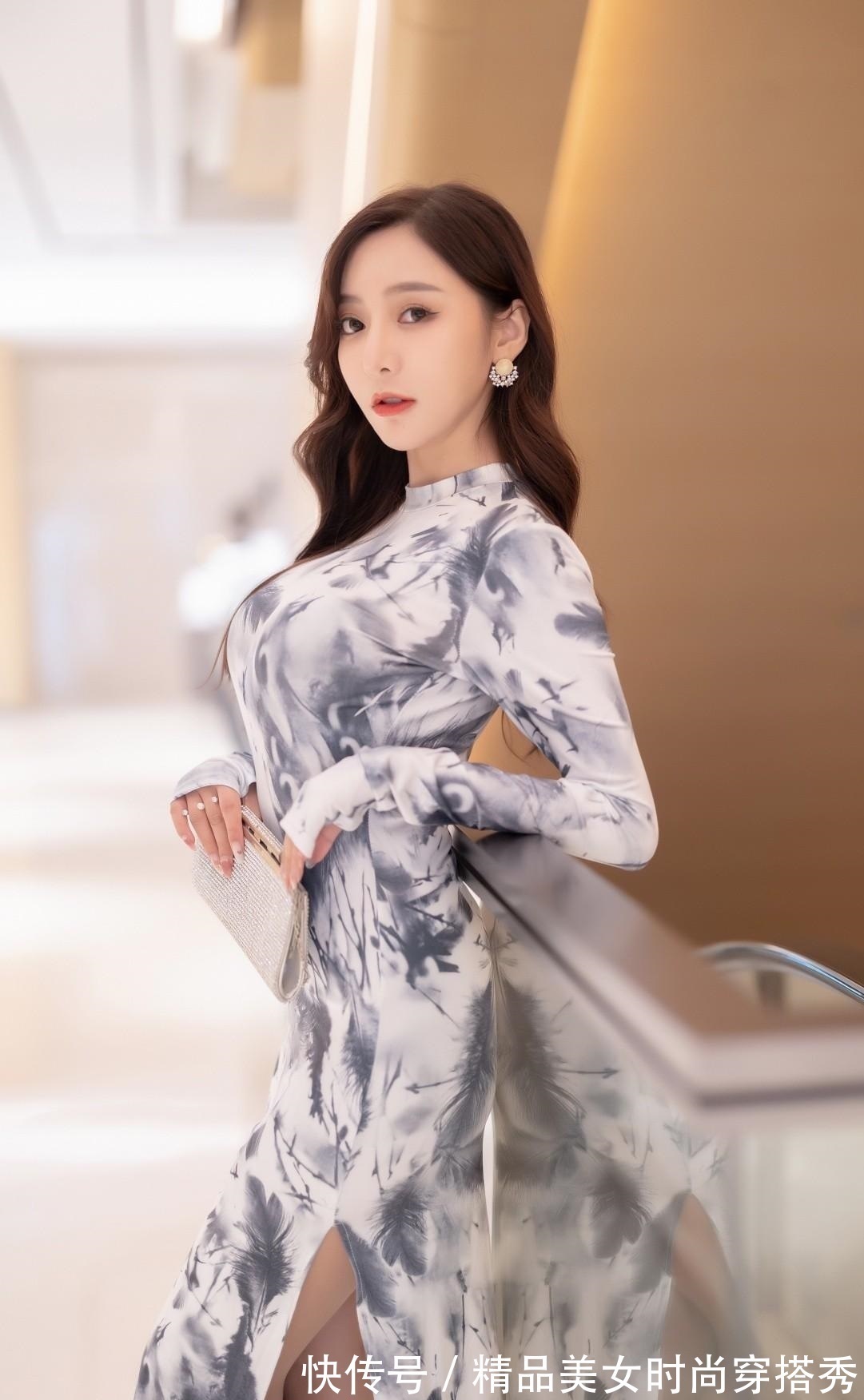 中国女性 旗袍与水墨画结合,凸显女性柔美的曲线以及娴静的气质,优雅十足