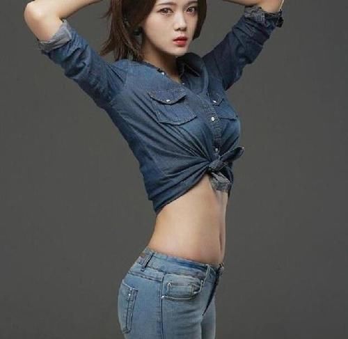 美女|牛仔裤美女尽显成熟女人味,身材高挑充满活力,让人一眼难忘