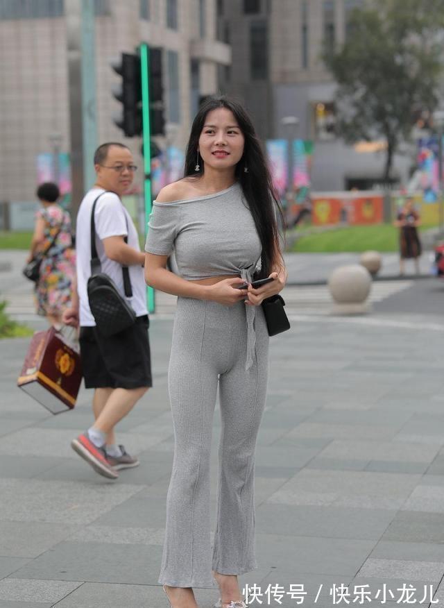 小迪 华丽典雅的瑜伽裤穿搭帅气有魅力,显得身材修长高挑,减龄美丽