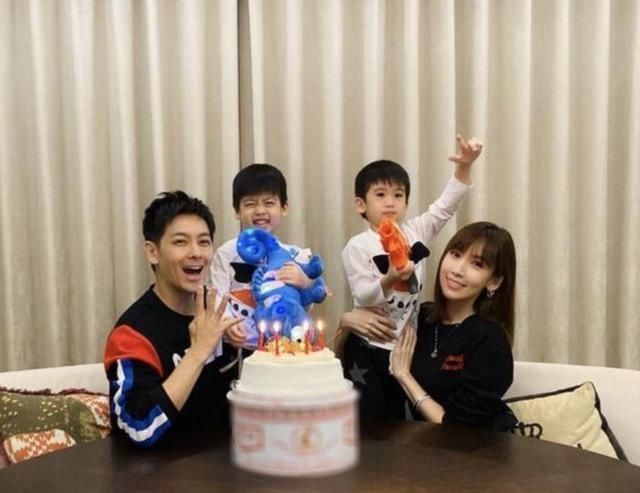 带娃|最年轻爸爸走红,带娃被误认为是哥哥,妈妈解释道这是娃他爸