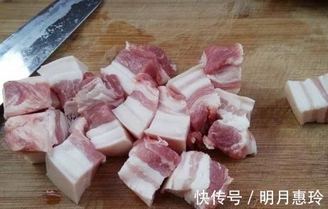 红烧肉用酱油上色易发黑,用它保证每一块都是琥珀色,材料家家有