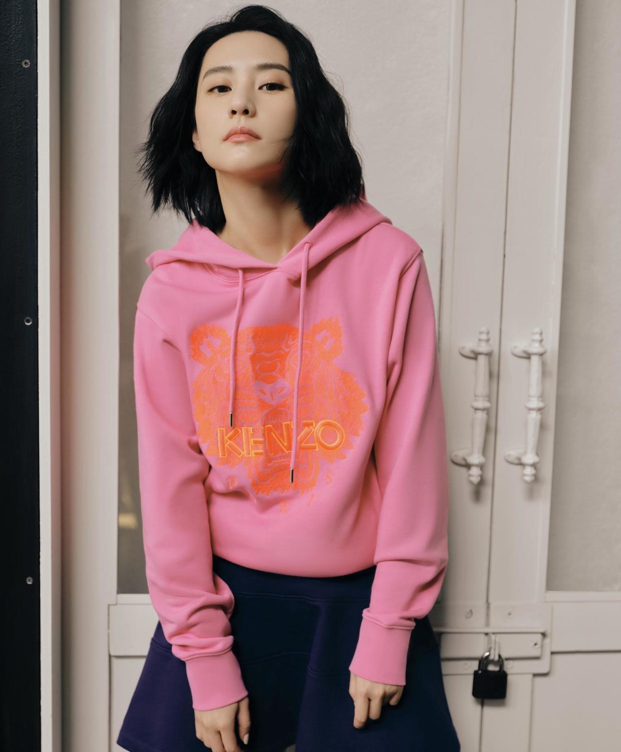 名媛|何超莲不愧是名媛,穿一袭白色流苏裙优雅如天鹅,太有千金气质