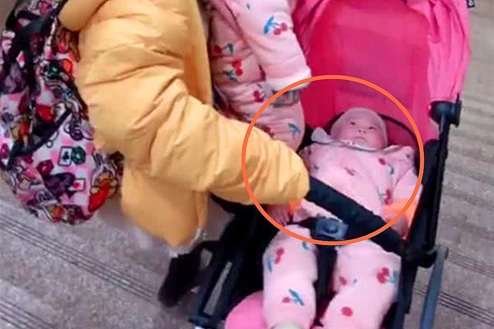 外出|宝妈带双胞胎赶地铁，下楼无人帮自己咬牙抬婴儿车，网友：泪目了