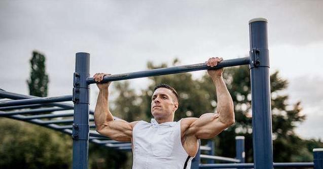 背部|哪些哑铃动作能代替引体向上在家多练这个动作，把背练得厚又宽