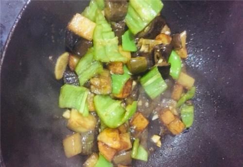 茄子|做地三鲜有诀窍，不要直接入锅炒，多加一步骤，茄子出锅不发黑！