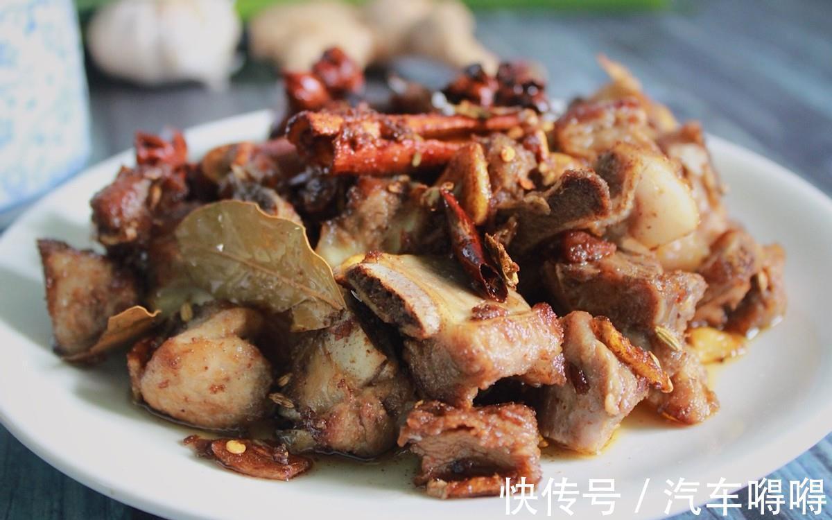 开胃|排骨别总红烧了，做一道香辣开胃的香煎小排，好吃到舔手指