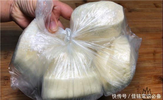 保鲜袋|保存馒头时，直接放冰箱就错了，学会一招，放1个月不干瘪不发霉