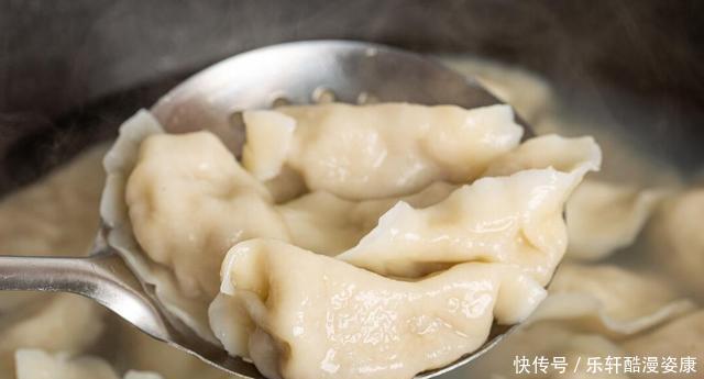 煮冻饺子,最忌水开再下锅,牢记这3点,饺子不露馅不破皮