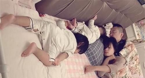 父母|“佛系”父母带娃睡觉火了,网友父母才是真爱,孩子只是附带