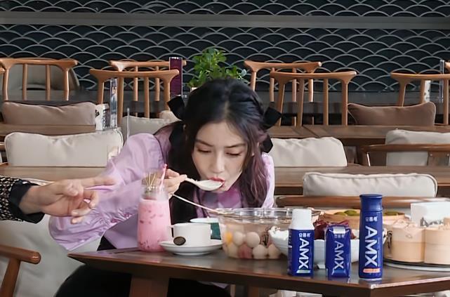 肚子|baby吃了三碗小餛飩, 當(dāng)她站起來看到肚子, 網(wǎng)友: 是我的眼花了?