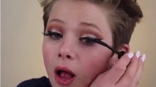 5岁小男孩模仿老妈化妆，化完后的样子无法想象，叫人傻住