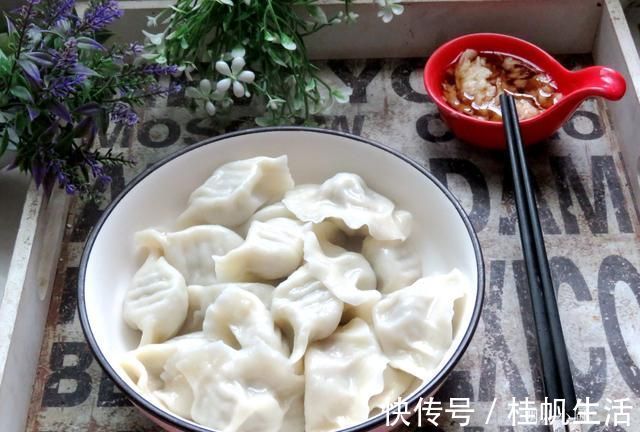 搅拌均匀|夏天，这菜2块钱一斤，包饺子一定要多加1步才好吃，娘俩吃了60个