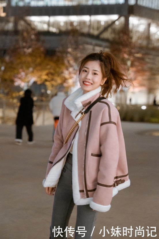 粉棕色羊羔外套搭配黑色长筒靴, 气质甜酷风!
