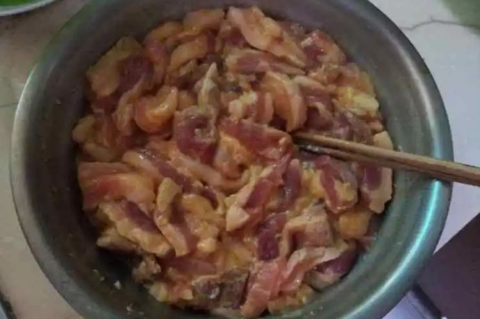 教你扣碗酥肉的做法,简单易学,好吃不腻,摆上桌特别抢手