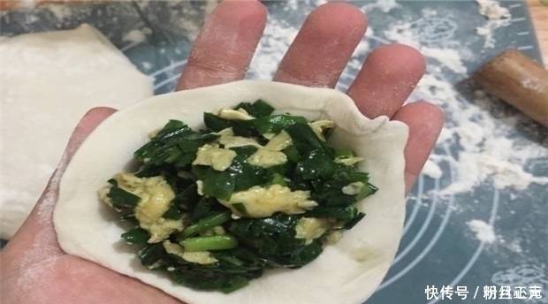 教你如何在家里做韭菜盒子,一把韭菜和两个鸡蛋,这在老人和孩子中很受欢迎