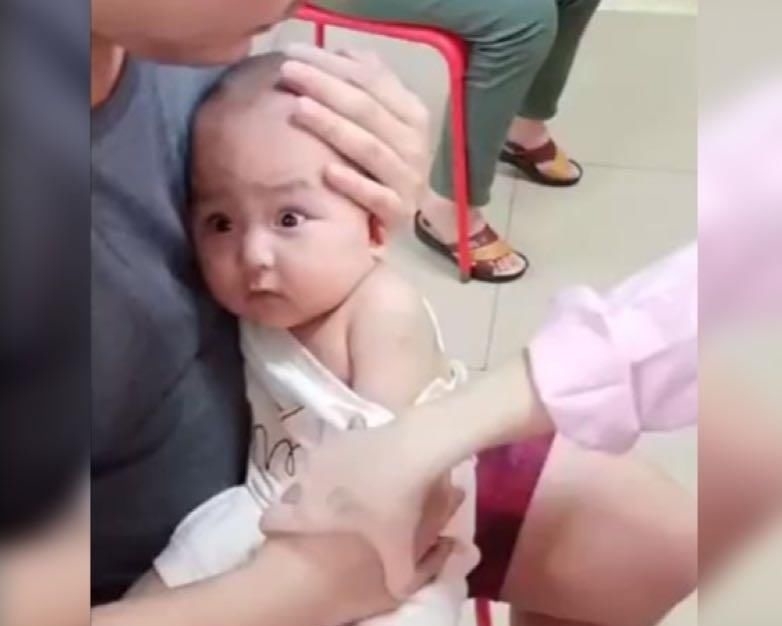 小姐姐|爸爸带娃去打针,娃瞬间秒变“戏精”,网友只怪打针的前奏太长