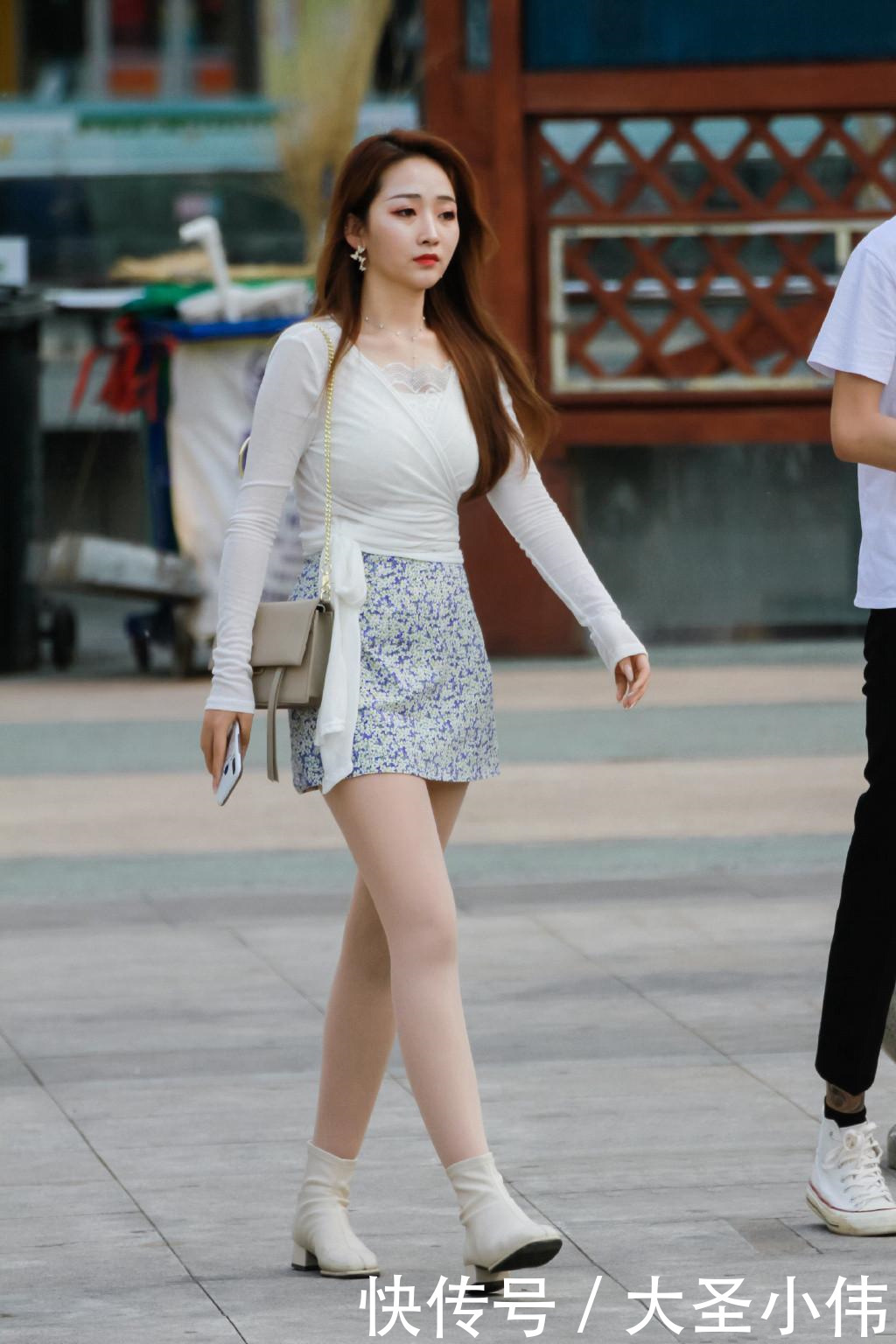 街拍美女姐姐选择了一条碎花半身短裙,整体造型显得优雅又靓丽